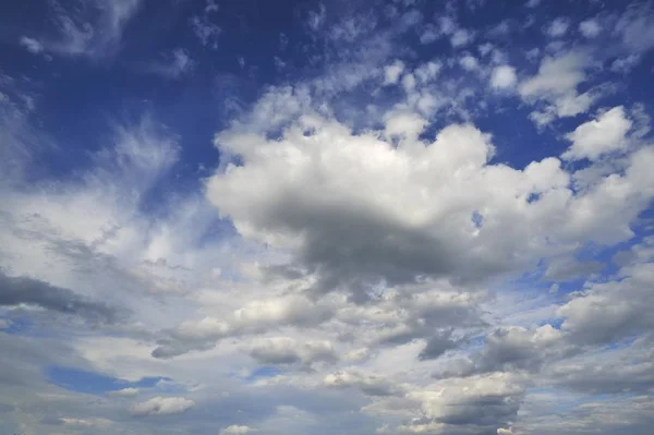 Mavi Gökyüzünde Güzel Beyaz Bulutlar Doğal Görünümünü — Stok fotoğraf