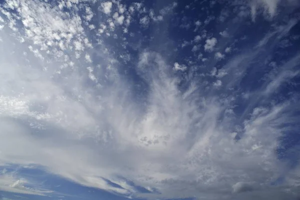 青い空に白い雲が美しい風光明媚なビュー — ストック写真
