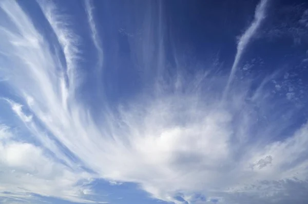 青い空に白い雲が美しい風光明媚なビュー — ストック写真