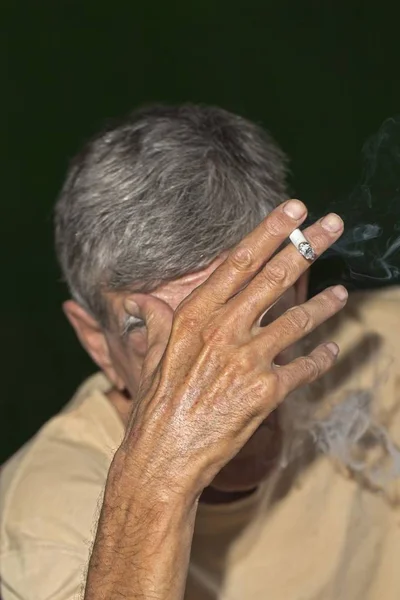 Anciano Fumando Cigarrillo — Foto de Stock