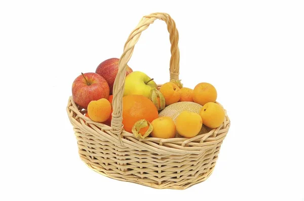 Panier Fruits Avec Des Fruits Frais Isolés Sur Blanc — Photo