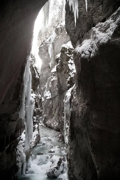 Bir Dağ Deresi Dik Kaya Duvarları Ile Buzlu Geçit Bir — Stok fotoğraf