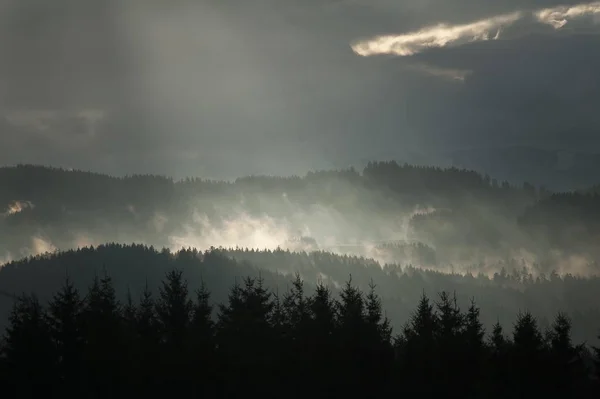 Raggi Sole Che Sfondano Nuvole Pioggia Weitnau Oberallgu Baviera Germania — Foto Stock