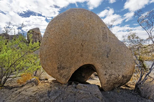 Roccia Granito Enorme Forma Rotonda Con Foro Eretto Split Rocks — Foto Stock