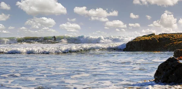 Surfista Nella Spiaggia Del Pacifico Vicino Cambria California Stati Uniti — Foto Stock