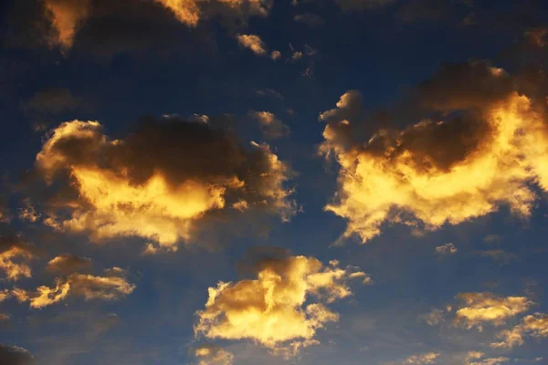 Gökyüzünde Renkli Bulutların Doğal Görünümü — Stok fotoğraf