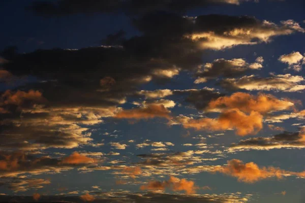 Живописный Вид Цветных Облаков Небе — стоковое фото
