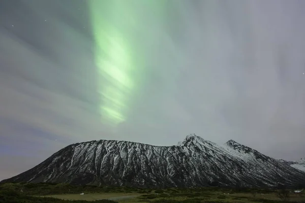 Luci Del Nord Aurora Boreale Durante Cielo Coperto Lofoten Norvegia — Foto Stock