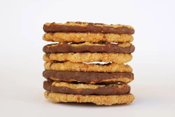 クローズアップビュー チョコレートコーティングクッキーのスタック — ストック写真