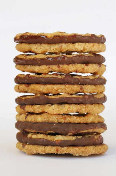 クローズアップビュー チョコレートコーティングクッキーのスタック — ストック写真