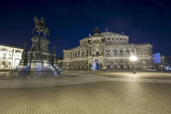 ゼンペローパー オペラハウスと夜のキング ヨハン記念碑のあるシアタープラッツ広場 歴史的中心部 ドレスデン ザクセン ドイツ ヨーロッパ — ストック写真
