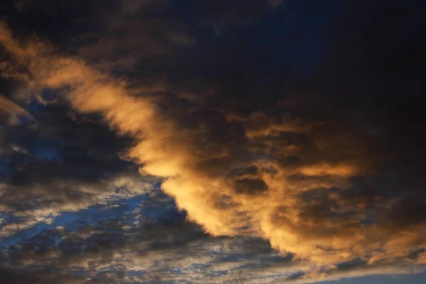 Vacker Utsikt Över Strimmor Moln Himlen — Stockfoto