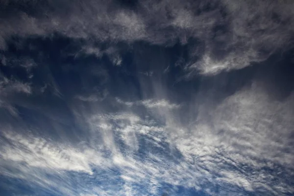 空の雲の縞の風光明媚な景色 — ストック写真