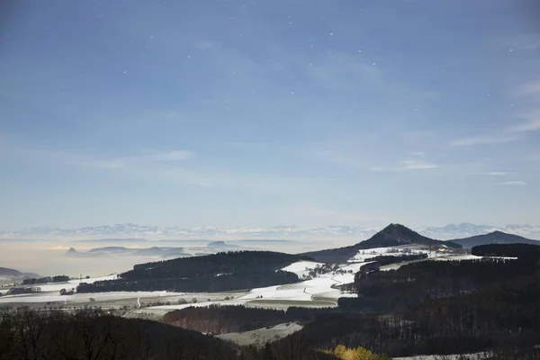 Úplněk Hvězdami Vyhlídce Hegaublick Sopkami Hegau Hohenhewen Hohenstoffel Hohentwiel Hohenkrhen — Stock fotografie