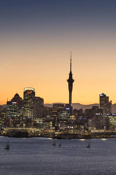 Skyline Von Auckland Mit Dem Himmelsturm Der Abenddämmerung Auckland Nordinsel — Stockfoto