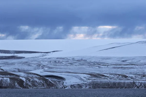 Malerische Aussicht Auf Blaue Stunde Berge Und Gletscher Hinlopenstretet Spitzbergen — Stockfoto