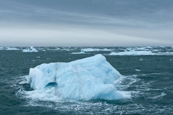 Vyhlídkový Pohled Icebergs Plující Moři Nordaustlandet Špicberského Souostroví Špicdu Jana — Stock fotografie