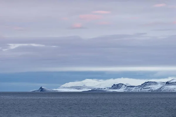 Festői Kilátás Kék Óra Hófödte Hegyek Hinlopenstretet Svalbard Szigetek Svalbard — Stock Fotó