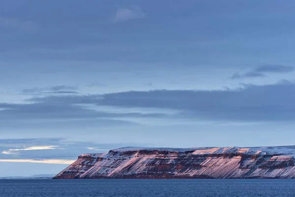 Festői Kilátás Meredek Hegyek Esti Fényben Hinlopenstretet Svalbard Szigetvilág Svalbard — Stock Fotó