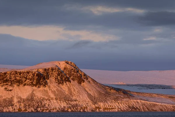 Vista Panorámica Montaña Glaciar Luz Noche Hinlopenstretet Archipiélago Svalbard Svalbard — Foto de Stock