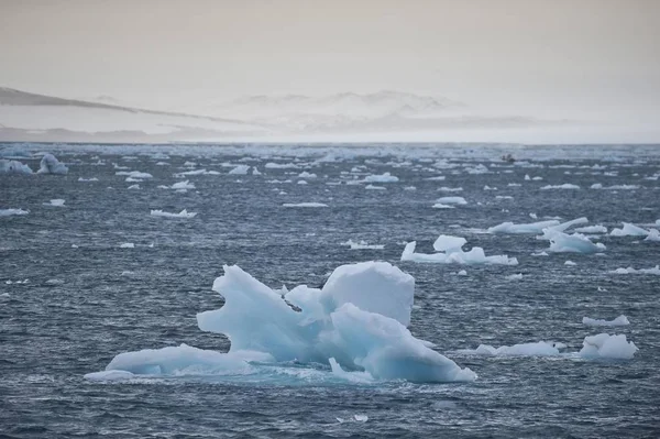 Vista Panorâmica Icebergs Flutuando Mar Largo Nordaustlandet Arquipélago Svalbard Svalbard — Fotografia de Stock