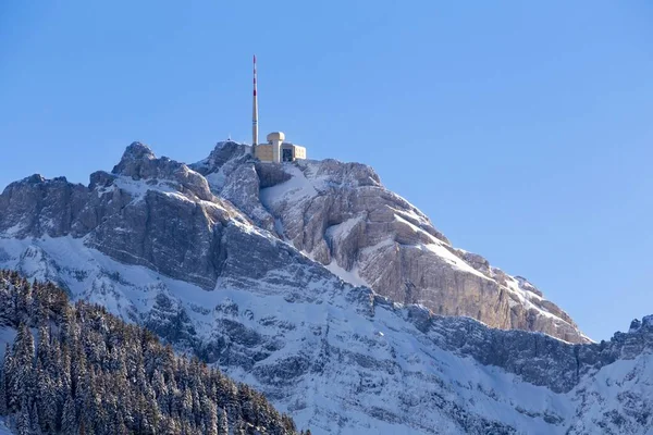 Blick Auf Den Schneebedeckten Gipfel Des Sntis 2502 Mit Bergstation — Stockfoto