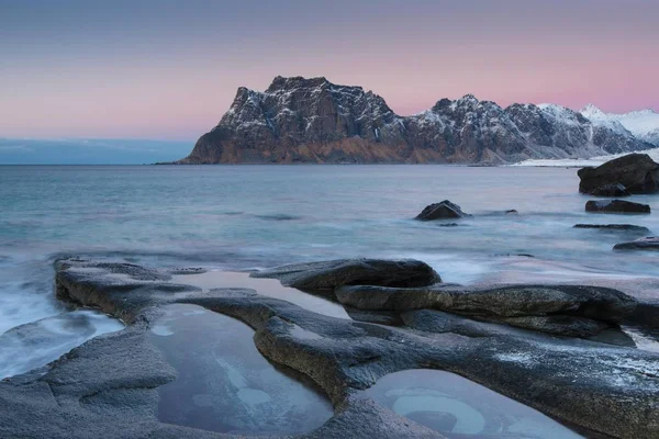 Malowniczy Widok Wybrzeże Wieczorem Uttakleiv Lofoten Norwegia Europa — Zdjęcie stockowe