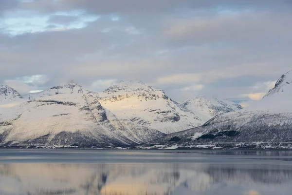 겨울에 피요르드의 발스피오르 노르웨이 노르웨이 — 스톡 사진