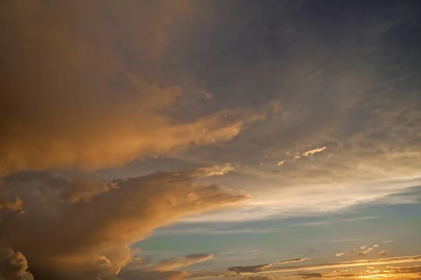Kırmızı Akşam Işığında Bulutlar Bavyera Almanya Avrupa — Stok fotoğraf