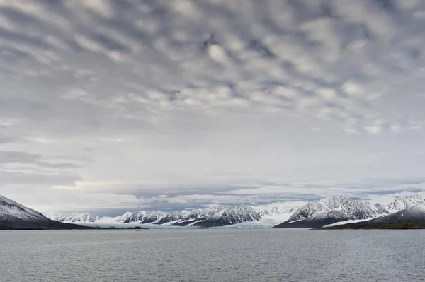 山と氷河 リーフフフィヨルデンフィヨルド スピッツベルゲン スヴァルバール諸島 スバルバール ヤンマイエン ノルウェー ヨーロッパ — ストック写真