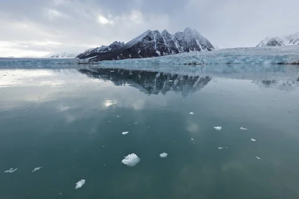 Schilderachtig Uitzicht Reflectie Bergen Monacobreen Gletsjer Liefdefjorden Fjord Spitsbergen Svalbard — Stockfoto