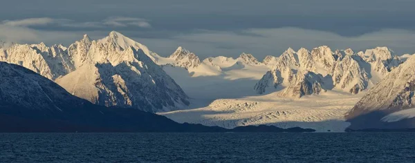 Vista Panorámica Las Montañas Glaciares Fiordo Liefdefjorden Spitsbergen Islas Svalbard — Foto de Stock