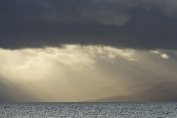 ドラマチックな光の気分 イスフィヨルデン スピッツベルゲン スヴァルバール諸島 スバルバール ヤンマイエン ノルウェー ヨーロッパの風光明媚な景色 — ストック写真