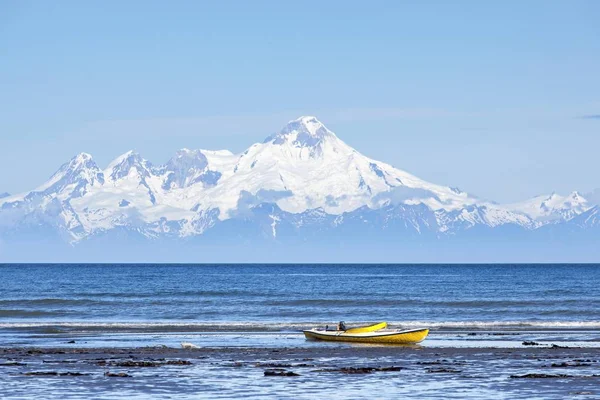 Vista Panoramica Barca Sulla Spiaggia Kenai Monte Redoubt Vulcano Sul — Foto Stock