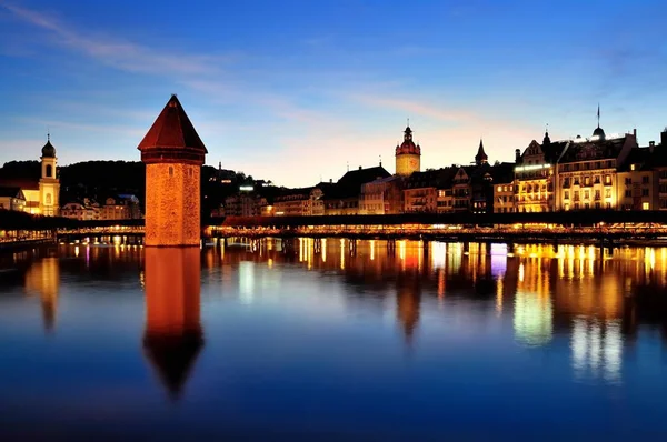 カペルブッケ橋 ワッサートゥルムタワー レウス川 夕暮れ ルツェルン ルツェルン州 スイス ヨーロッパの旧市街の景色 — ストック写真