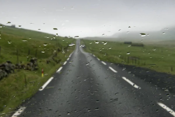 Bir Cam Yol Sandoy Faroe Adaları Danimarka Avrupa Üzerinde Yağmur — Stok fotoğraf