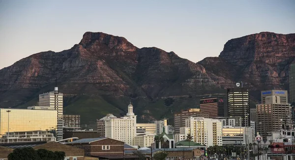 ビジネス地区 悪魔の山とテーブルマウンテンの美しい景色 ケープタウン 西ケープ 南アフリカ アフリカ — ストック写真