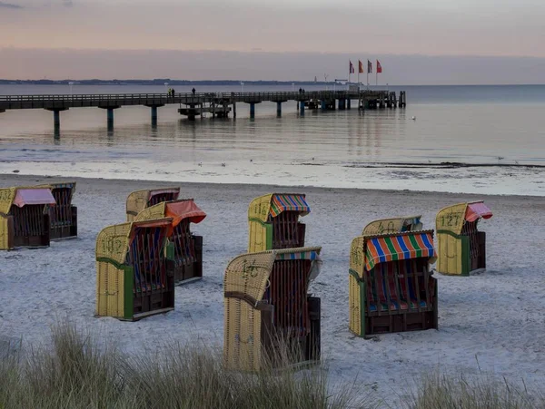 Krzesła Plażowe Plaży Zmierzchu Molo Tyłu Zatoka Lbecka Morze Bałtyckie — Zdjęcie stockowe