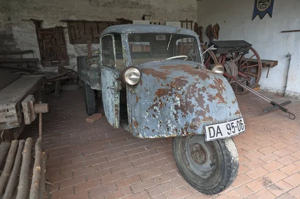 Старый Ржавый Автомобиль Городе — стоковое фото