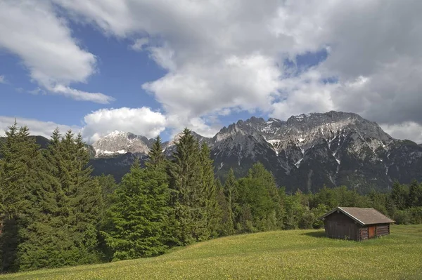 Malowniczy Widok Pasmo Górskie Karwendel Schronisko Górskie Przodu Mittenwald Bawaria — Zdjęcie stockowe