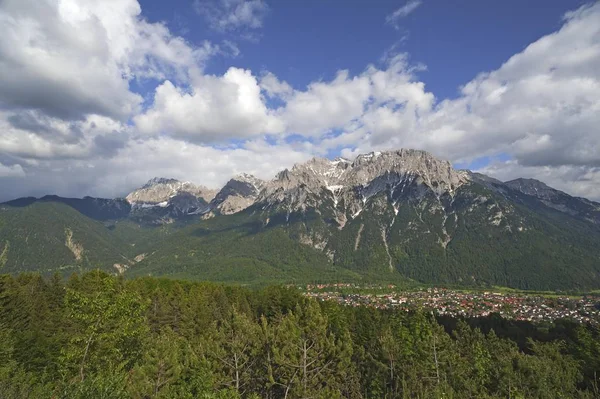 Schilderachtig Uitzicht Mittenwald Met Karwendel Bergketen Mittenwald Beieren Duitsland Europa — Stockfoto