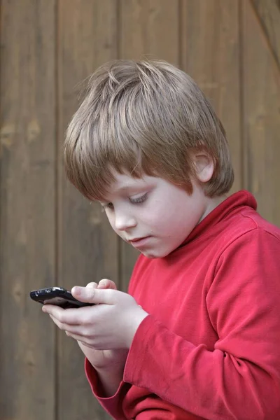 Küçük Çocuk Cep Telefonuyla Oynuyor — Stok fotoğraf