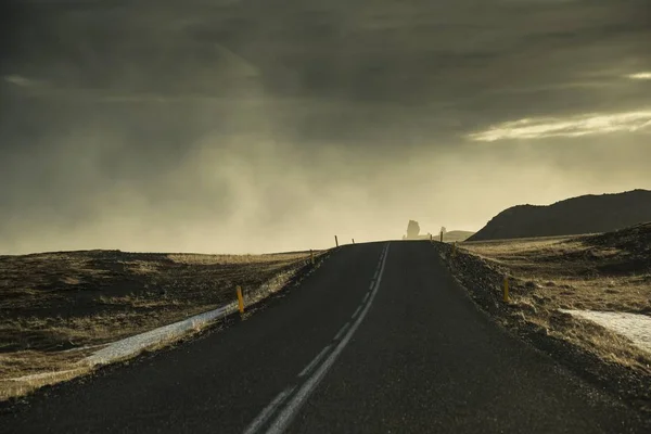 雨中荒凉的乡村公路的风景 后面是马拉里夫 斯奈费尔内斯半岛 — 图库照片