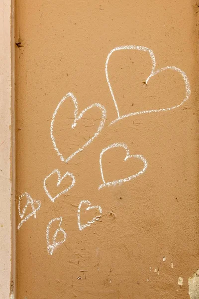 Καρδιές Ζωγραφισμένες Κιμωλία Έναν Τοίχο Σπιτιού — Φωτογραφία Αρχείου