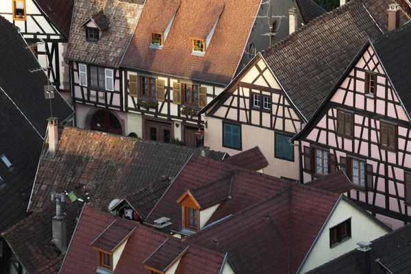 朝の光の中の旧市街の屋根 Kaysersberg オート ライン アルザス フランス ヨーロッパ — ストック写真