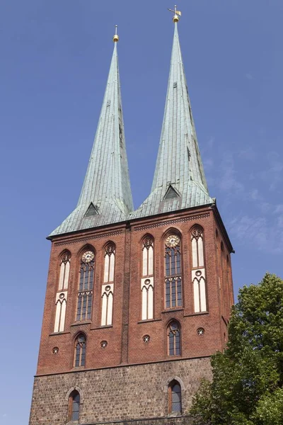 Malebný Pohled Církevní Věže Svatého Mikuláše Nikolaivierela Berlína Německa Evropy — Stock fotografie