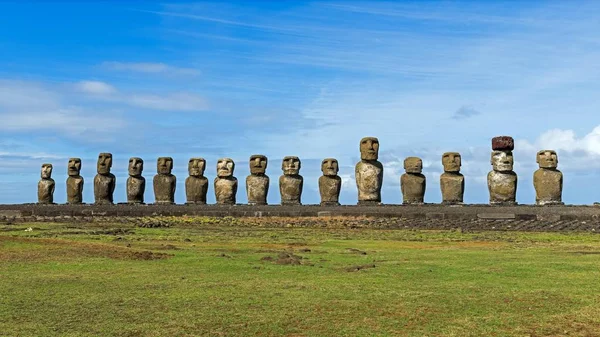 Σειρά Αγαλμάτων Moai Άνο Ραραάκου Νήσος Του Πάσχα Χιλή Νότια — Φωτογραφία Αρχείου
