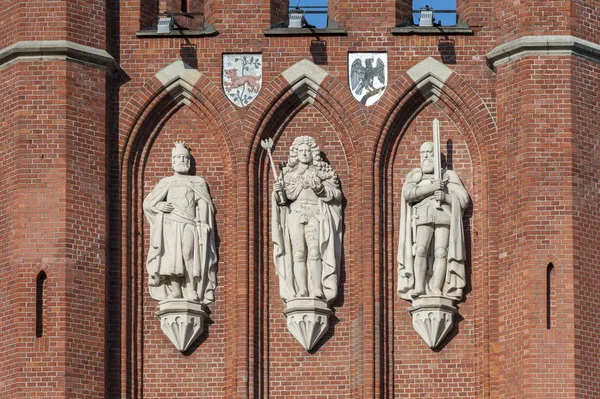 国王大门口的砂岩雕像 离开了波希米亚国王奥托卡尔二世 即勃兰登堡 安斯巴赫国王弗雷德里克一世的右边Albrecht 雕塑家威廉 斯特尔默的雕像 是加里宁格勒Knigsberg驻军防御工事的一部分 — 图库照片