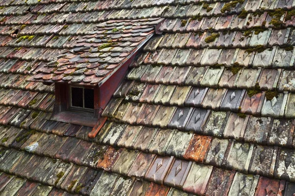 Oud Verweerd Dak Met Kleurrijke Tegels Schaffhausen Zwitserland Europa — Stockfoto