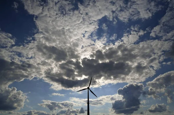 Schilderachtig Uitzicht Tratocumulus Een Windturbine Als Een Silhouet Karsberg Oberfranken — Stockfoto